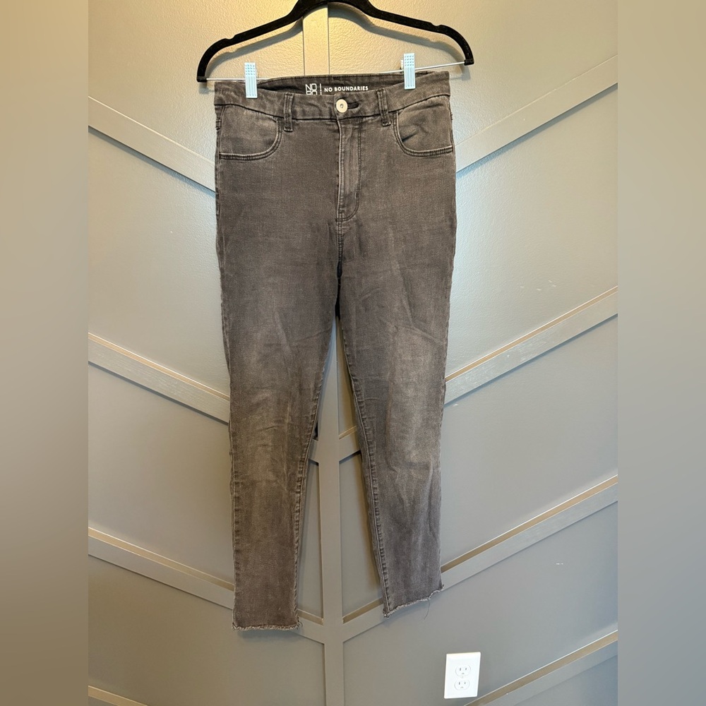 💙No Boundaries Raw hem Charcoal ankle Jeans